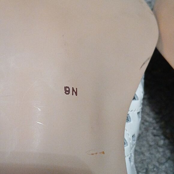 Nine West vintage white laser cut out pointed toe ankle boots Sz 9N EUC - Picture 10 of 10